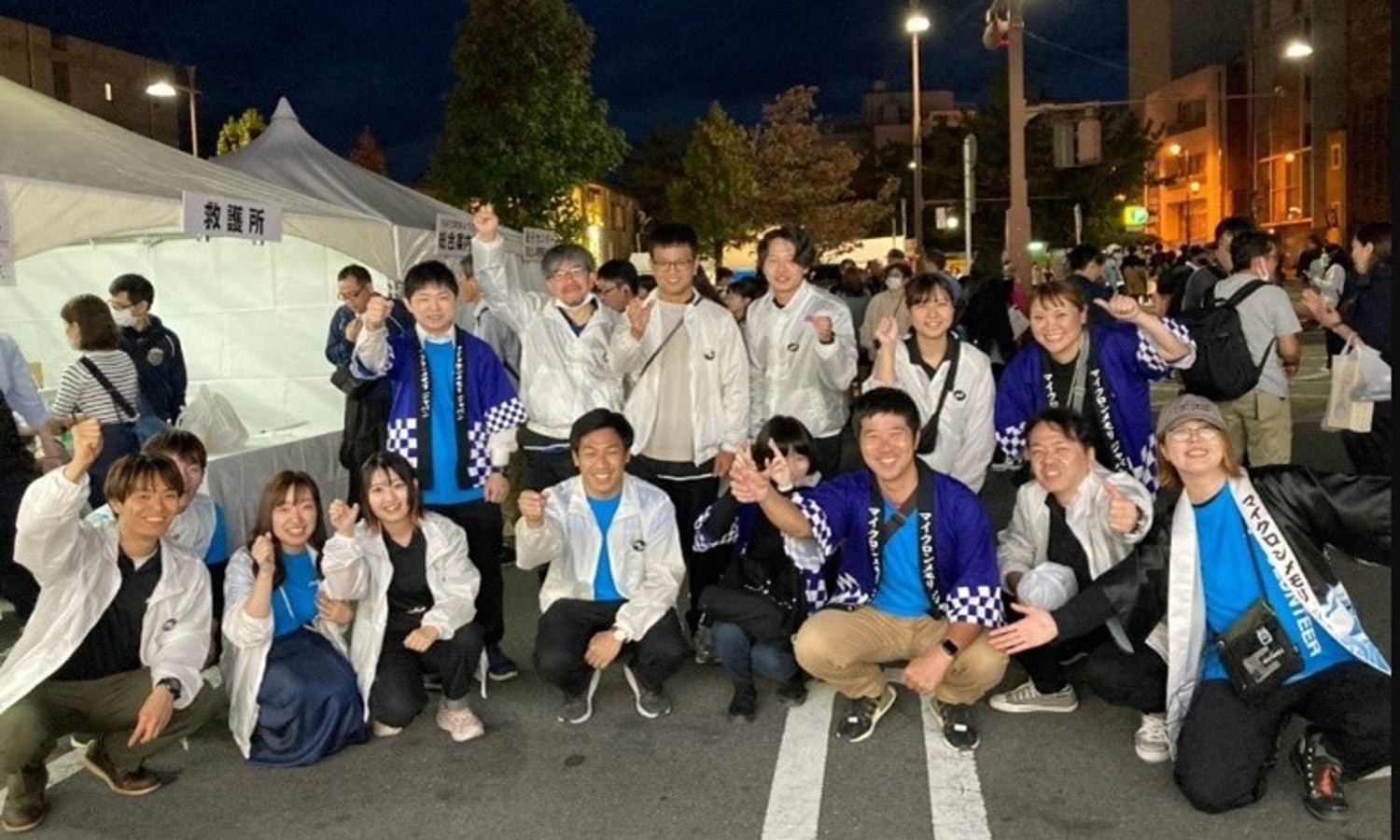 A group picture including Teruhiko Fujimoto volunteering with the Red Cross Society. 